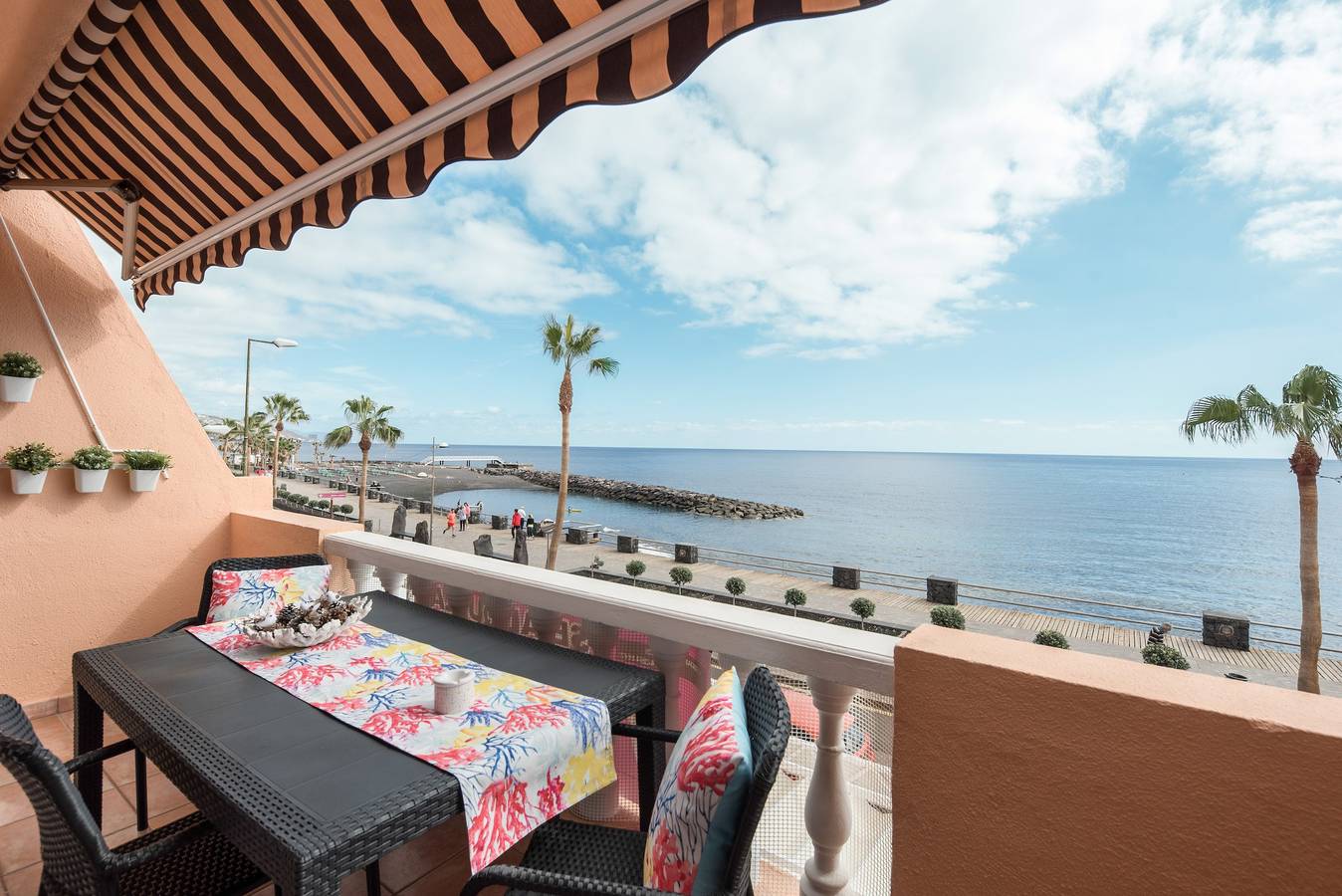 Ganze Wohnung, Charmante Ferienwohnung "Junto al Mar" mit Meerblick, Pool, Wlan & Terrasse in Punta Larga, Las Caletillas