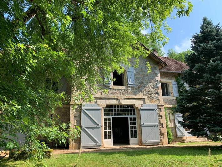 Location de vacances pour 9 personnes, avec jardin ainsi que vue et terrasse à Rueyres