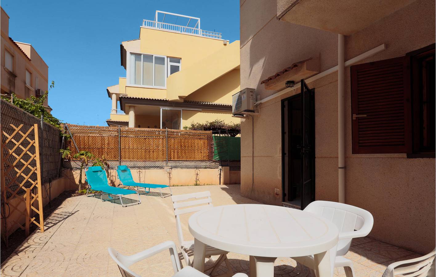 Ganze Ferienwohnung, 500m zum Strand - A/C, WiFi, Terrasse in Las Calas, Torrevieja