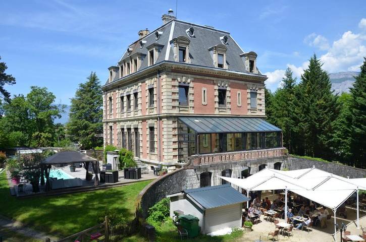 Chambre d’hôte pour 3 personnes, avec Terrasse et Jardin ainsi que Piscine et Vue