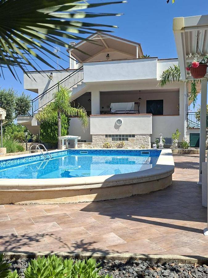 Gîte pour 10 personnes, avec Balcon et Jacuzzi ainsi que Terrasse et Jardin à Racalmuto