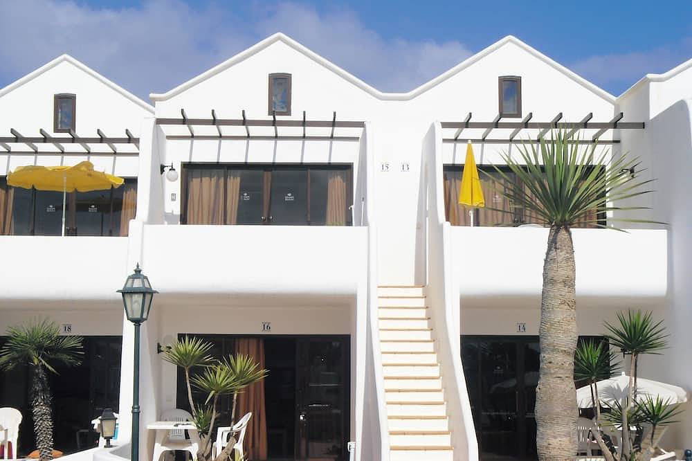 Entire apartment, Beautiful beachside apartment with stunning sea views. Seven pools on complex! in Costa Teguise, Teguise