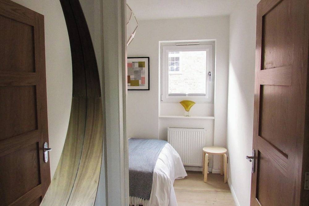 Rivergem - Riverside Coach House, pet friendly in Winchester in Winchester, South Downs