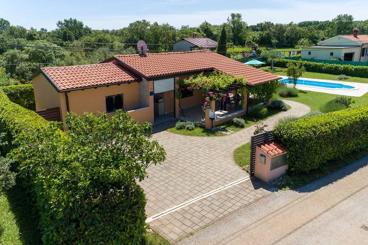 Ferienhaus für 2 Personen, mit Balkon/Terrasse und Garten sowie Pool in Marčana