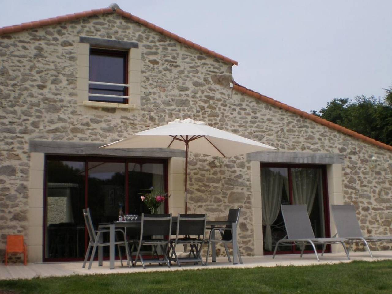 Gîte rénové mitoyen Pmr, 3 chambres, terrasse, proche nature in La Gaubretière, Vallée de la Loire