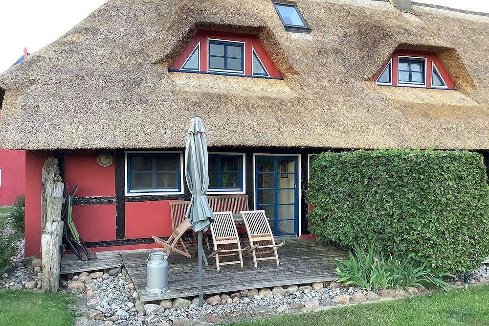 Ganze Wohnung, Gemütliche Ferienwohnung mit Reetdach am Landschaftsschutzgebiet am Achterwasser in Hohendorf (bei Wolgast), Wolgast
