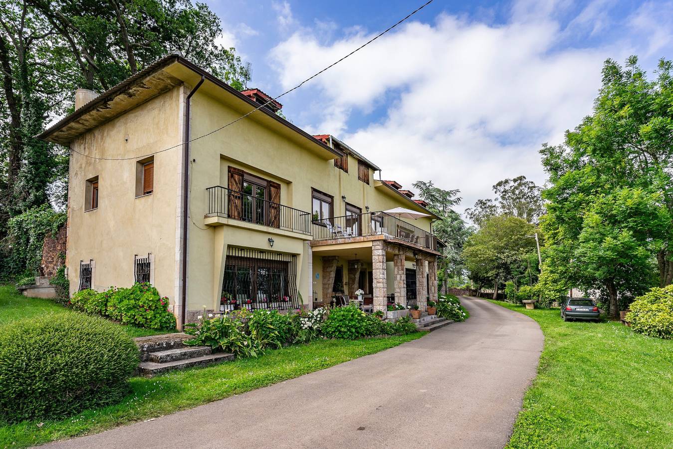 Casa Vacacional 'La Casona De La Garaba' con Vistas a la Montaña, Terraza Privada y Wi-Fi in Grado, Cordillera Cantábrica