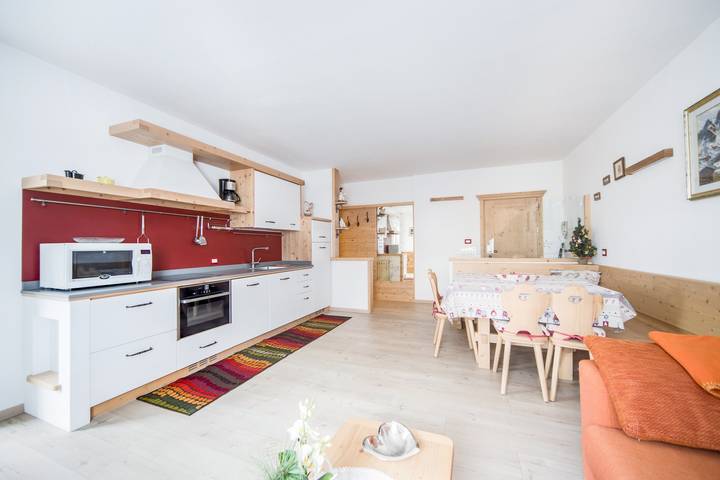 Appartement entier, "Appartamento Vernel" avec vue sur les montagnes, Wi-Fi, balcon et jardin in Canazei, Dolomiti Superski
