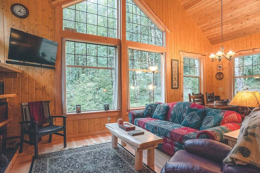 Charming, Artfully Crafted Cedar Springs Cabin, Secluded Forest, Bbq, Hot Tub in Welches, Mount Hood