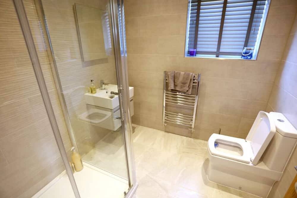 Luxury coastal house above stunning Mawgan Porth beach, 200m from the sand. in Mawgan Porth, Cornwall
