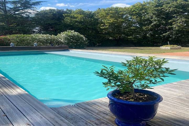 Location de vacances pour 8 personnes, avec Terrasse ainsi que Jardin et Piscine à Nalliers