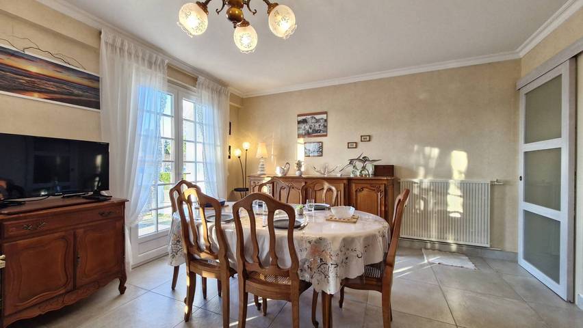 Royan – Vintage House with enclosed garden – Fully Equipped and authentic in Royan, Côte de Beauté