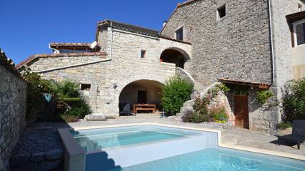 Gîte pour 5 personnes, avec piscine ainsi que terrasse et jardin à Lanas