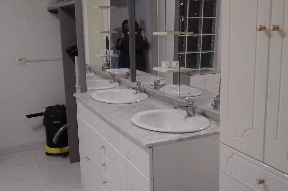 Appartement entier, Appartement domisiladore spacieux et  frais au calme avec acces direct au lac in Esparron-de-Verdon, Alpes-de-Haute-Provence