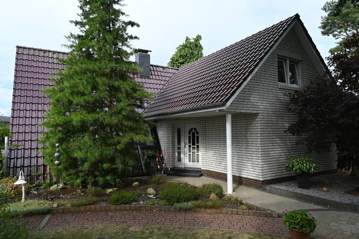 Ferienhaus 'Auszeitoase am Bernsteinsee' mit Seeblick, Terrasse, Whirlpool & Wlan in Wiefelstede, Ammerland