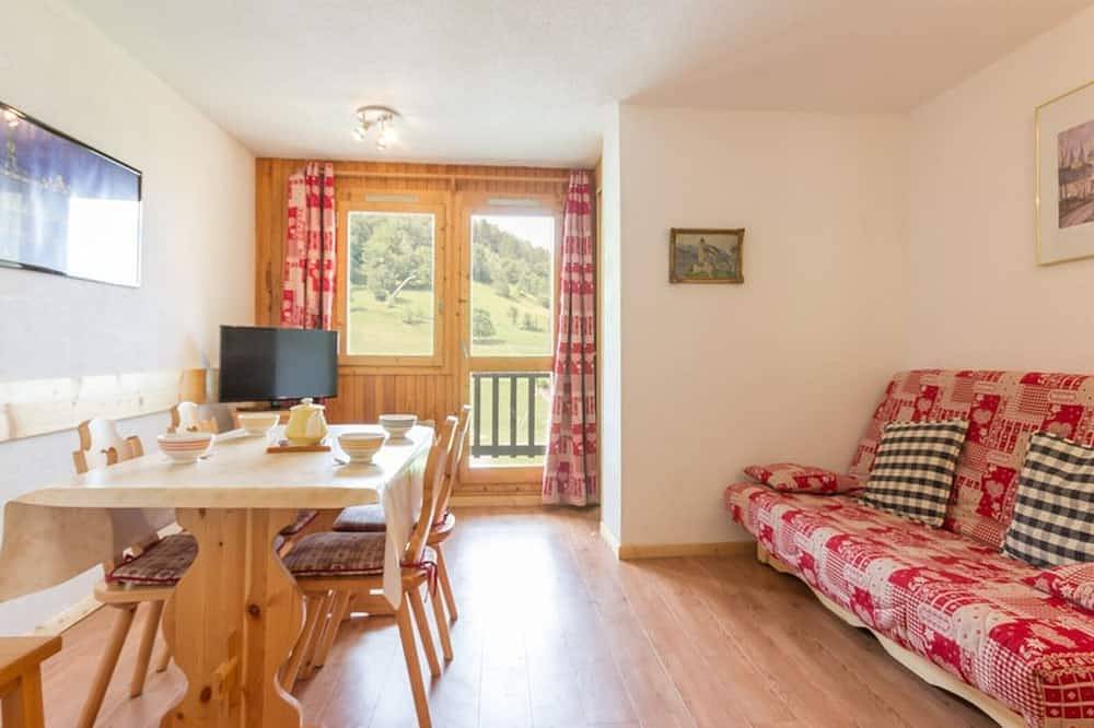 Entire apartment, Renovated studio near slopes with balcony in La Plagne, Bellentre