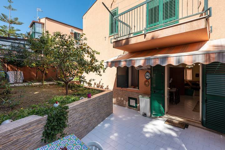 Holiday rental for 8 people, with garden in Cefalù