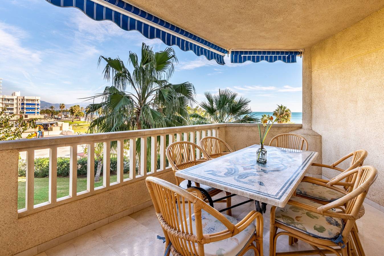 Apartamento entero, Hermoso apartamento Costa Lago en la playa con piscina, Wi-Fi y vistas al mar; aparcamiento disponible in Playa Los Álamos, Torremolinos