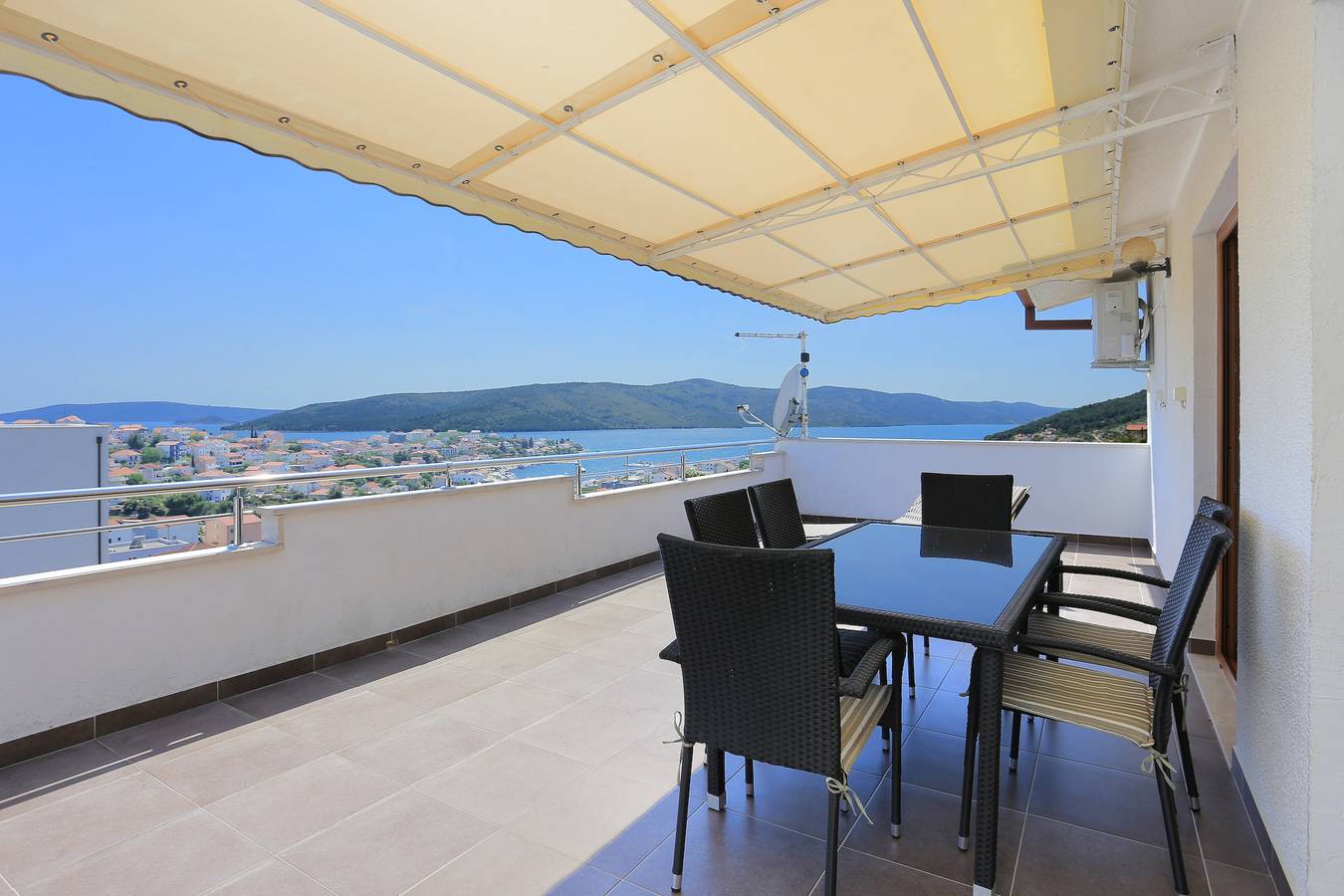 Ganze Wohnung, 2-Zimmer-Ferienwohnung mit Terrasse und Meerblick Seget Vranjica, Trogir A-11273-a in Seget Vranjica, Split-Dalmatien