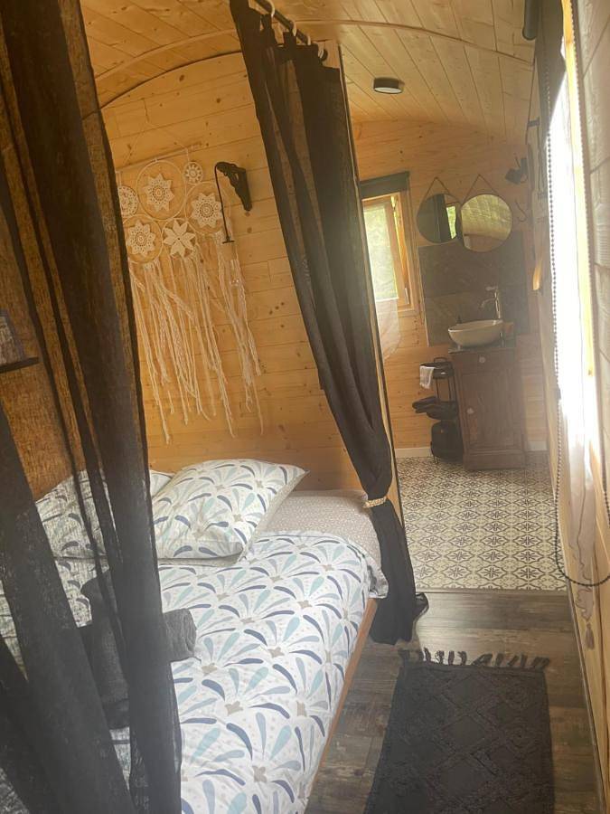 Location de vacances pour 2 personnes, avec terrasse ainsi que jardin et piscine à Solliès-Pont - 4