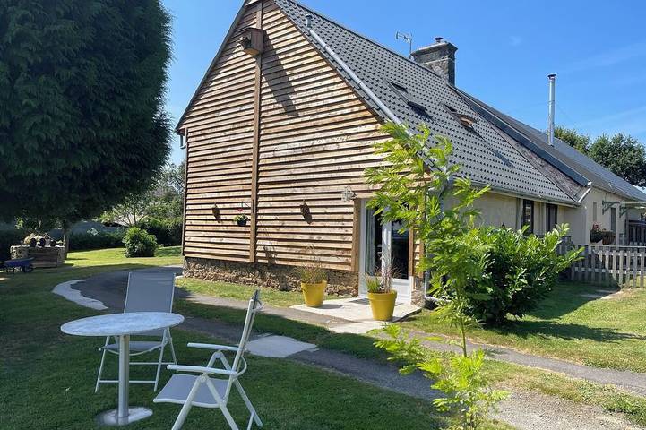 Gîte pour 2 personnes, avec jardin à Saint-Georges-de-Livoye