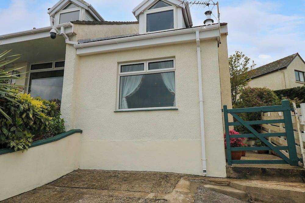 Harbour High Annex, pet friendly, with a garden in Fishguard in Fishguard, Pembrokeshire