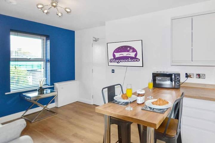 Entire apartment, Annie 1 bed apt next to rail station - Stayseekers in Salisbury, Wiltshire