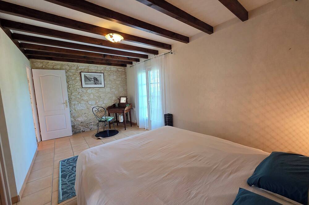Charmante maison en pierre et bois avec une grande piscine privée. in Villeneuve-de-Duras, Région de Marmande