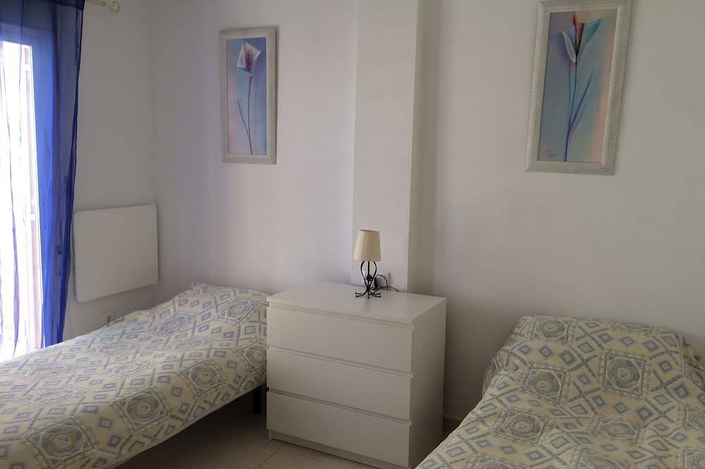 El Divino. 3 bedrooms, 2 pools, roof solarium. Aircon. Uk Tv. Wifi available in Pueblo Patricia, Los Alcázares