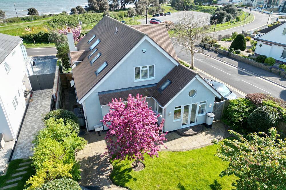 The Beach House - a stone's throw from Avon Beach, Friars Cliff in Mudeford, Christchurch