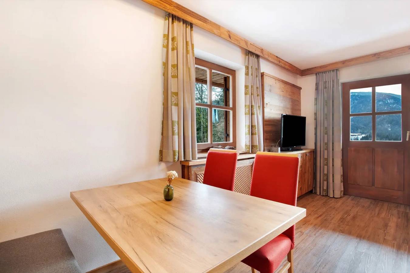 Ganze Wohnung, Ferienwohnung 'Panorama - Appartement 2' mit Bergblick, privater Terrasse und Wi-Fi in Reit im Winkl, Bayerische Alpen