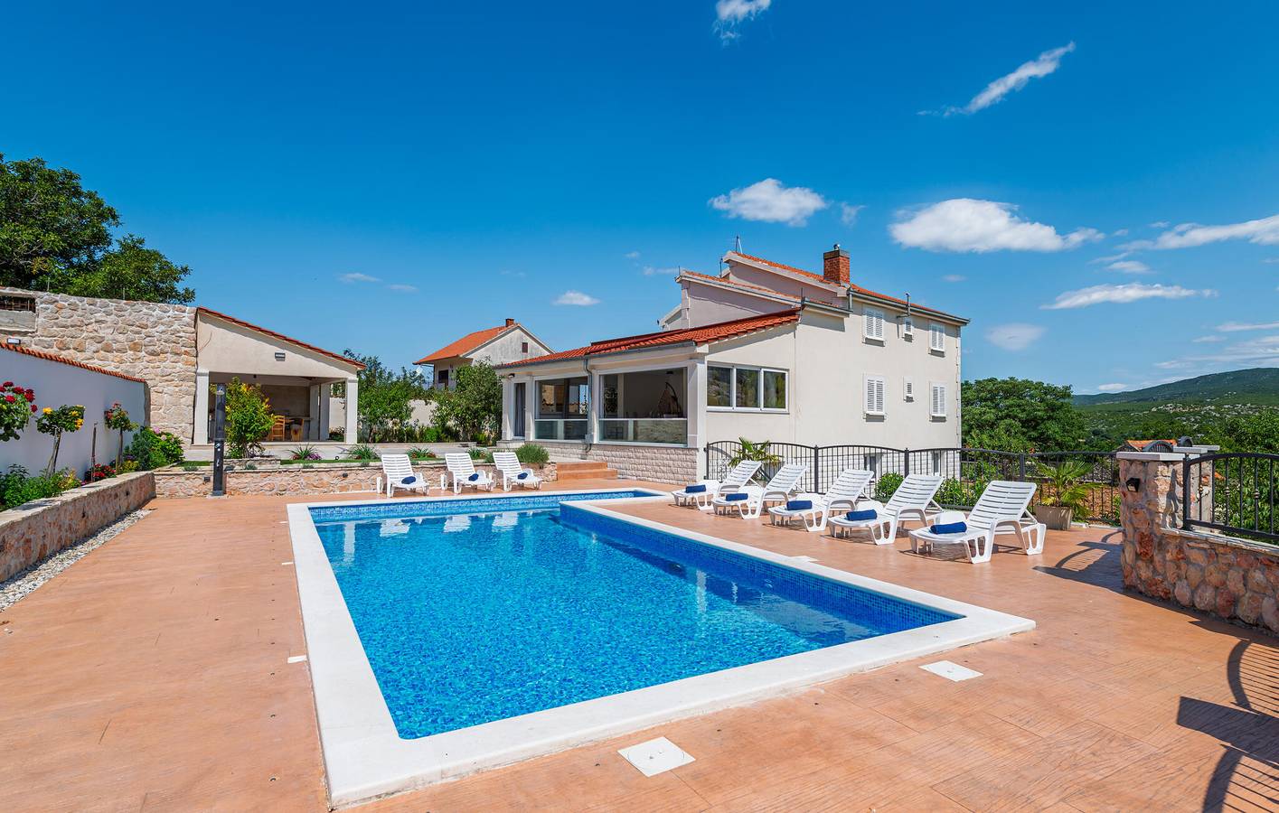 Holiday home for 9 people with pool in Čvrljevo, Dalmatian Zagora