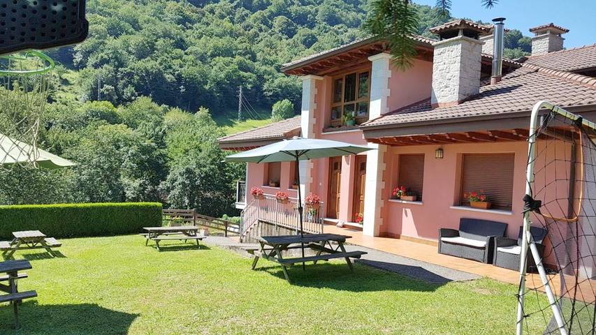 Apartamento para 3 personas, con Balcón y Terraza además de Jardín y Vistas en Cabrales