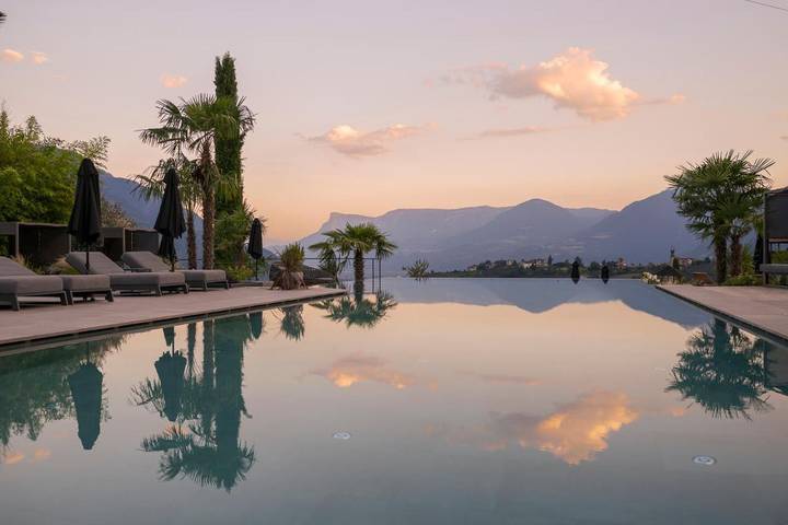 Hotel für 2 Personen, mit Balkon und Whirlpool sowie Terrasse und Garten im Dorf Tirol
