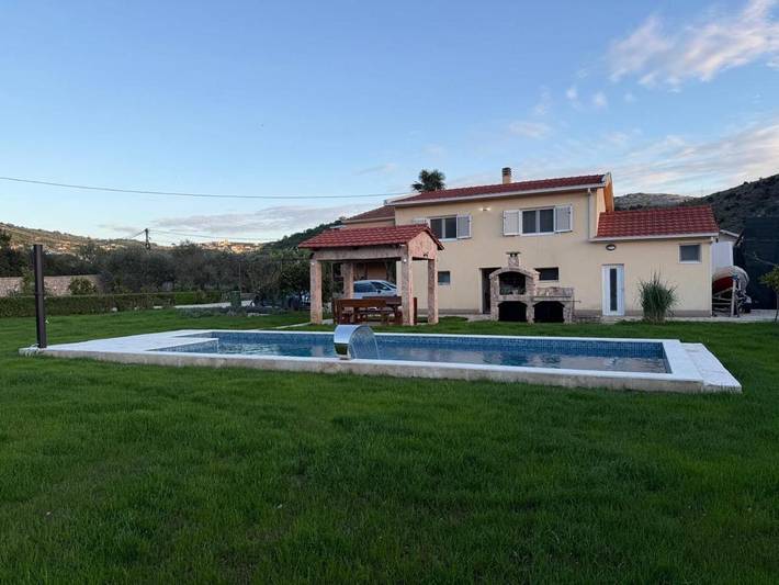 Ośrodek wypoczynkowy dla 6 osób, z widok i basen oraz ogród w Bar