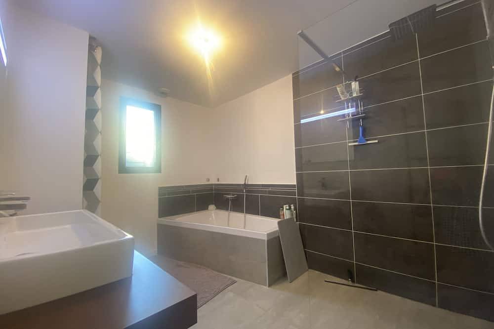 Contemporary Villa With Amazing View Of Lake Salagou in Soumont, Région de Lodève