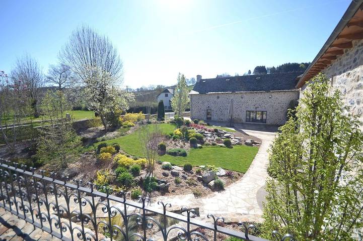 Gîte pour 15 personnes, avec jacuzzi ainsi que terrasse et jardin à Huparlac
