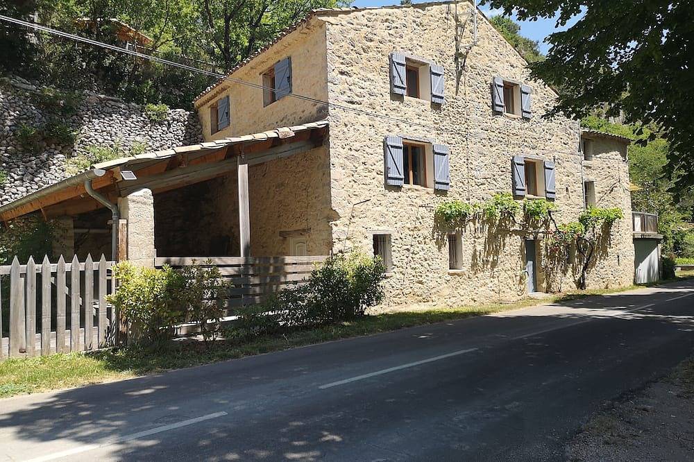 Gîte 6/8 personnes avec piscine privée en drôme provençale in Reilhanette, Région de nyons