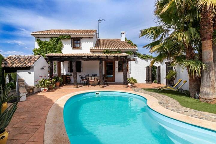 Ferienhaus für 13 Personen, mit Balkon und Terrasse sowie Garten und Pool