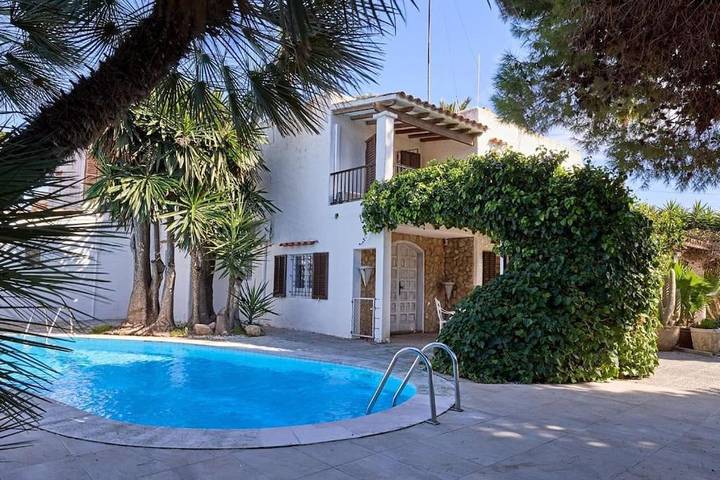 Location de vacances pour 12 personnes, avec terrasse ainsi que piscine et jardin, animaux acceptés dans Playa d'en Bossa - 2