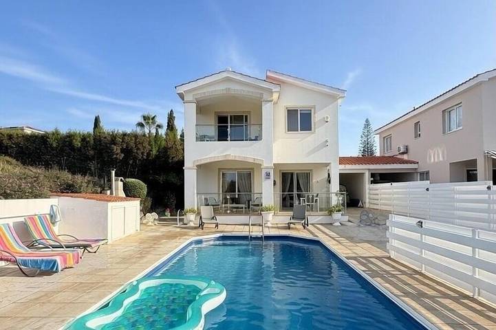 Villa for 6 people, with balcony and garden in Coral Bay (Cyprus)