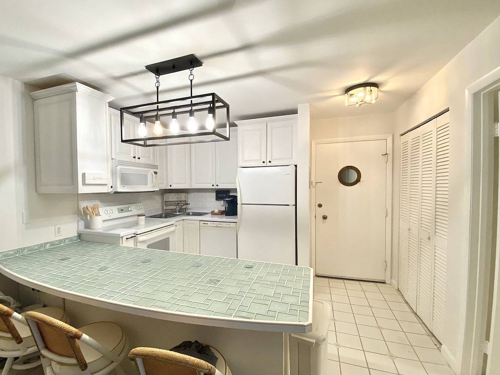 Beach paradise found! “Heavenly Views” 1/1 villa steps away from beach and pool. in Fort Pierce, Hutchinson Island