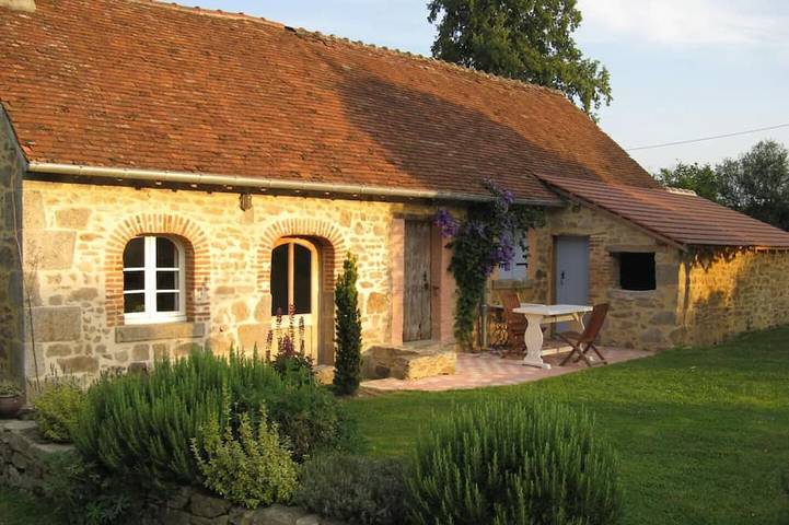Maison de vacances pour 3 personnes, avec jardin ainsi que terrasse et jacuzzi dans la Creuse