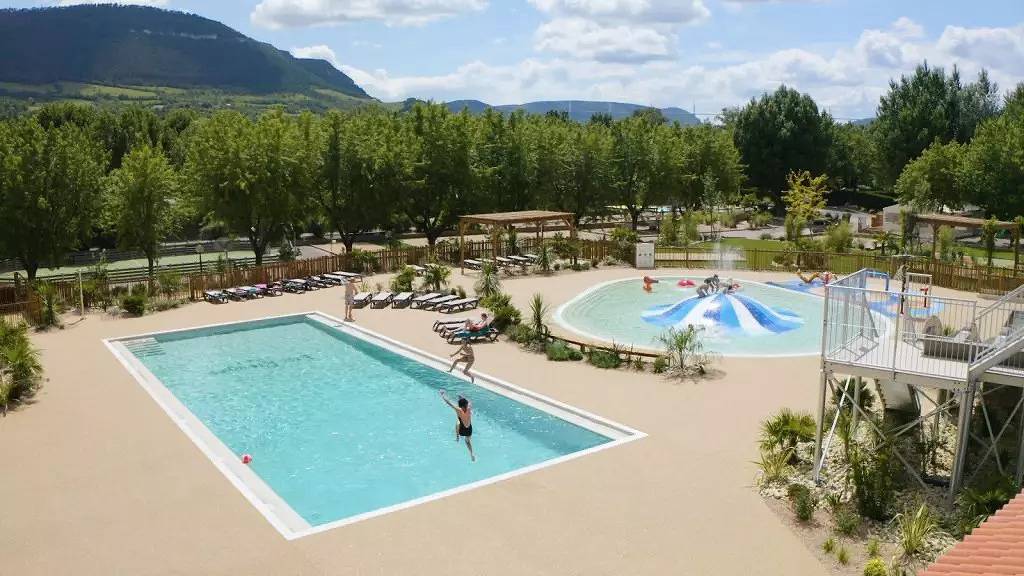 Mobil-home confortable avec parking et WiFi, à 1,5 km de Paroisse Jean XXIII in Millau, Parc naturel régional des Grands Causses