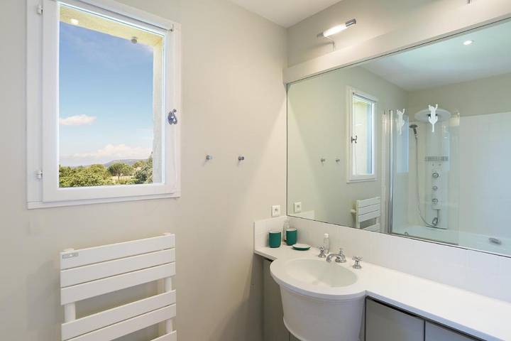 Maison d’hôte pour 3 personnes, avec Terrasse et Jardin ainsi que Piscine et Vue à Mallemort - 4