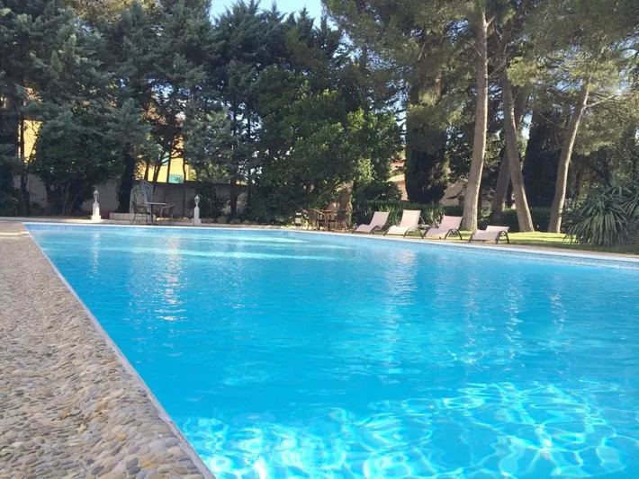 Hotel para 3 personas, con piscina y jardín - 1
