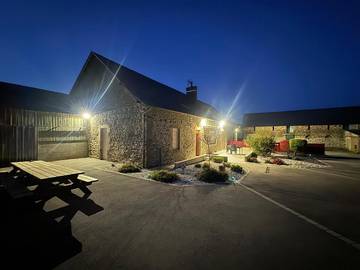 Location de vacances pour 27 personnes, avec jardin et terrasse à Livré-la-Touche