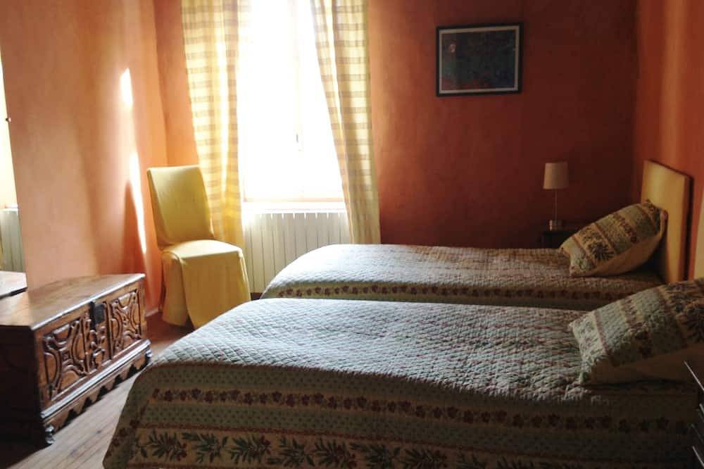 Charming village house, between vineyards and garrigue in Manduel, Nimes region