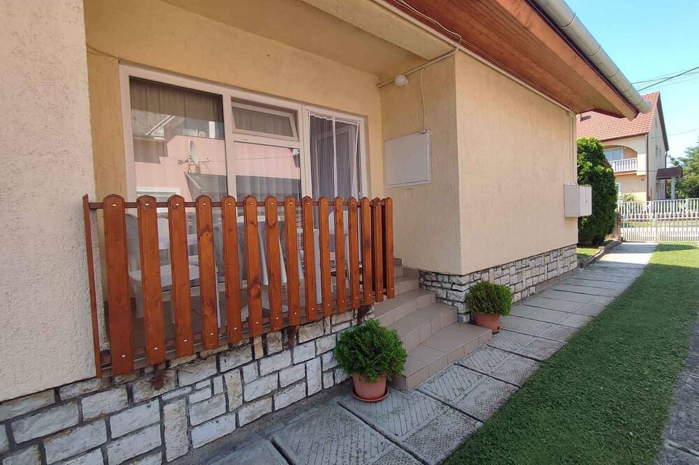 Ganze Wohnung, Ferienwohnung mit Klimaanlage in der Nähe vom Strand in ruhiger Straße in Balatonszemes, Plattensee Südufer