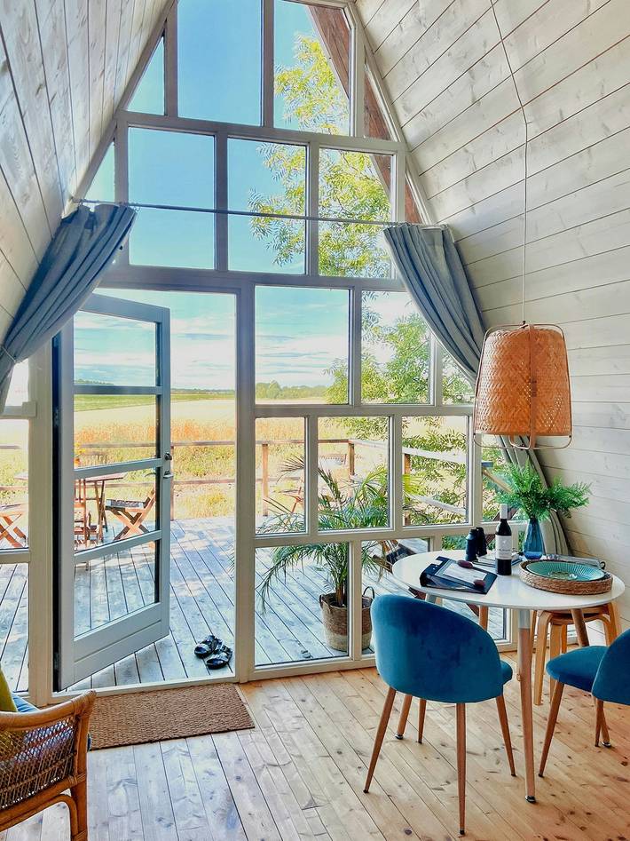 A-hus med utsikt över öländskt landskap in Kleva, Öland